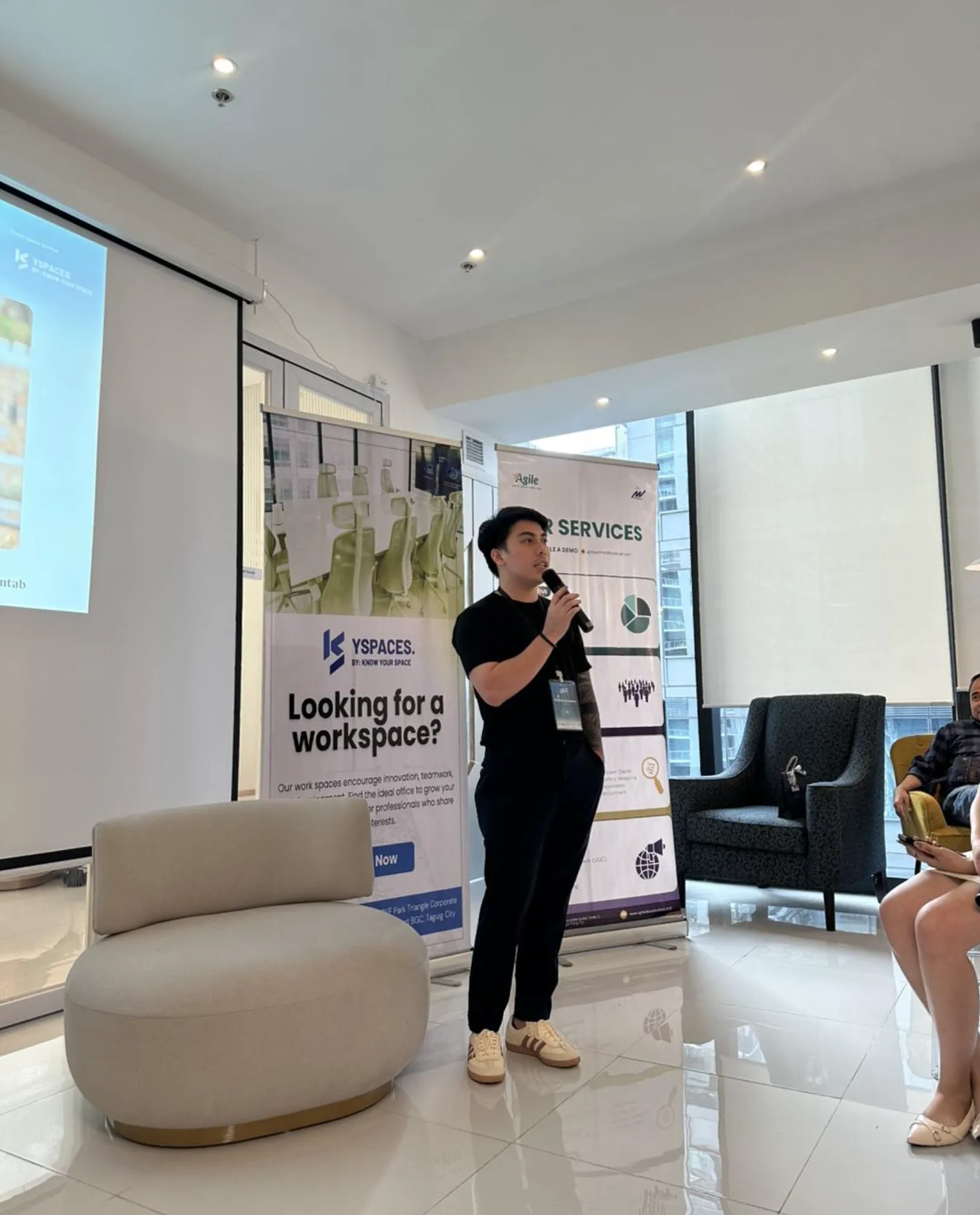 Rodrick Alcantara with a community at an event